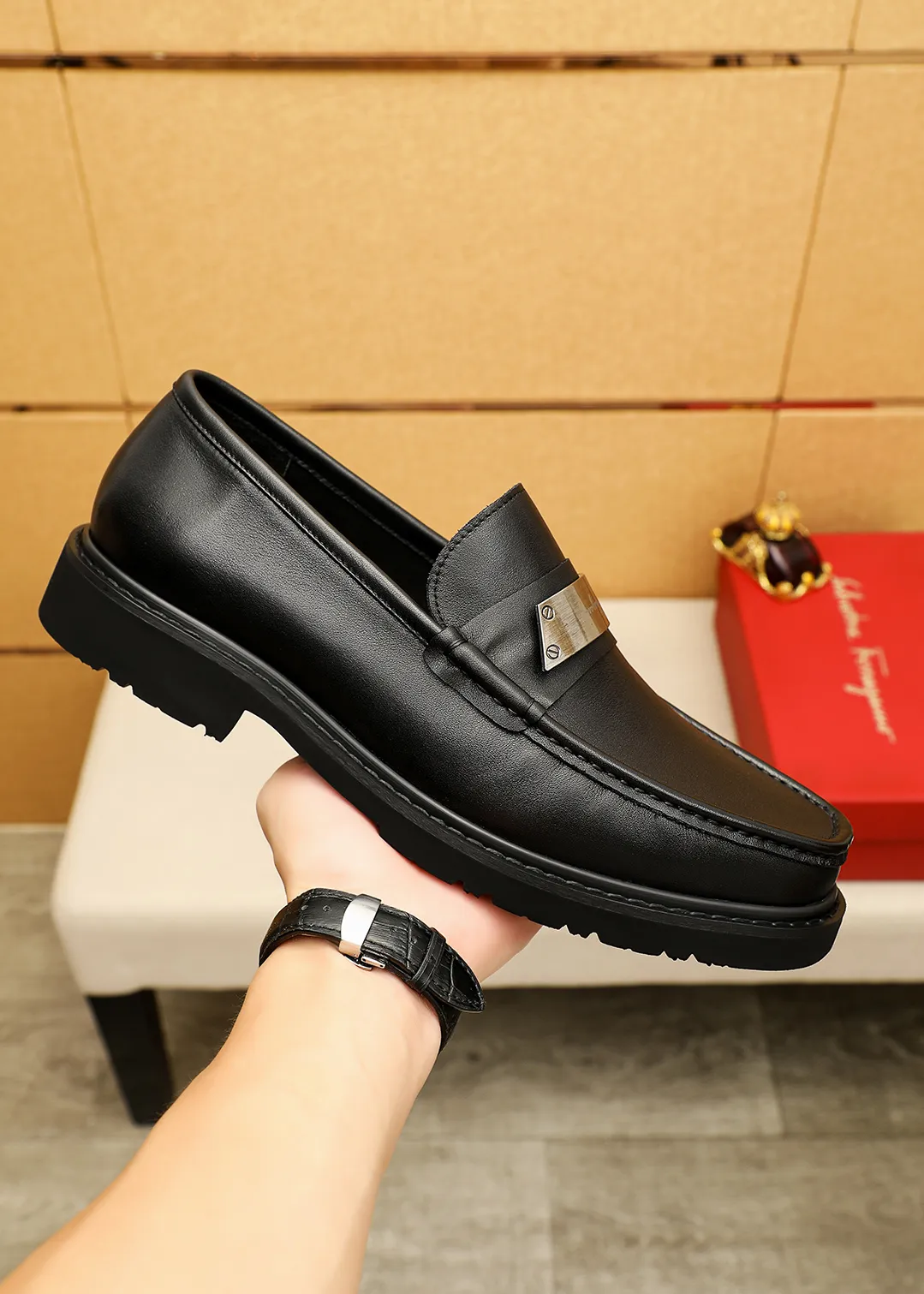 Men's shoes 💰520 💐 Product trademark: Ferragamo "Ferragamo" casual leather shoes Regular size: 38-44 (45.46🉑️customized) Product materials: Selected imported first-layer calfskin upper + original hardware buckle, imported water-dyed cow leather lining. Strong three-dimensional visual effect, original outsole color: 1⃣️color optional